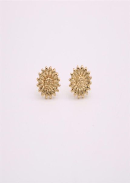 fashion flowers ear studs beautiful pattern environmental protection material five color optional suitable for men and women7307998, Golden;silver
fashion flowers ear studs beautiful pattern environmental protection material five color optional suitable for men and women7307998, Golden;silver