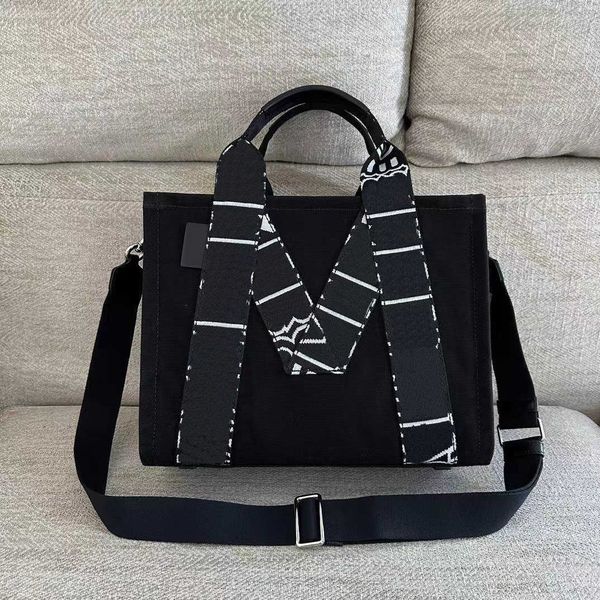 luxurys handbags designer tote m shoulder oblique straddle women's bag fashion women's tote bag 230715
luxurys handbags designer tote m shoulder oblique straddle women's bag fashion women's tote bag 230715