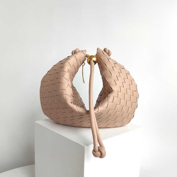 2022 new minority fashion soft leather woven one shoulder dumpling cowhide underarm small golden ball wrist bag
2022 new minority fashion soft leather woven one shoulder dumpling cowhide underarm small golden ball wrist bag