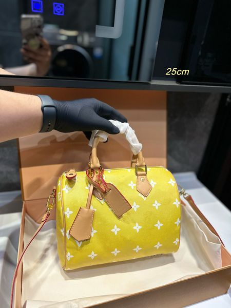 speedy handbags women messenger bag classic luxury designer crossbody bags lady totes shoulder strap dust bags purse
speedy handbags women messenger bag classic luxury designer crossbody bags lady totes shoulder strap dust bags purse