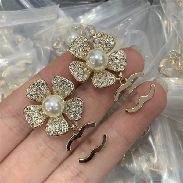 20 style simple earrings designer stud luxury women ccity diamond pearl earring classics jewelry woman c earing 90, Golden;silver
20 style simple earrings designer stud luxury women ccity diamond pearl earring classics jewelry woman c earing 90, Golden;silver