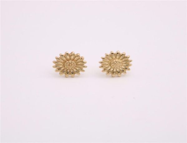 fashion flowers ear studs beautiful pattern environmental protection material five color optional suitable for men and women2317216, Golden;silver
fashion flowers ear studs beautiful pattern environmental protection material five color optional suitable for men and women2317216, Golden;silver