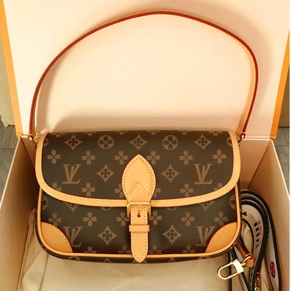 designer shoulder bag tote women crossbody bags leather luxury old flower diane baguette handbag large-capacity canvas strap embossed letter
designer shoulder bag tote women crossbody bags leather luxury old flower diane baguette handbag large-capacity canvas strap embossed letter