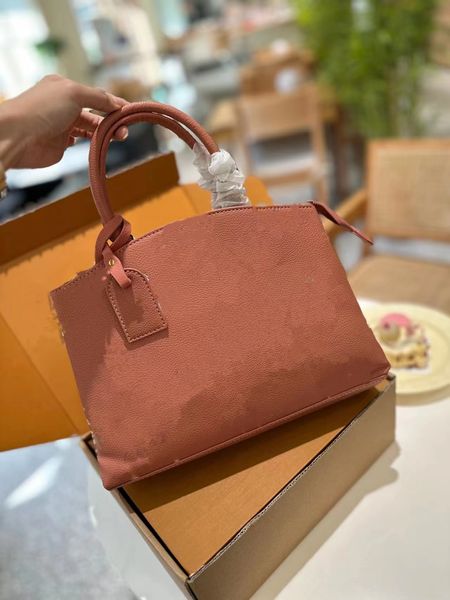 fashionable luxury women's designer handbag made of leather for casual wear classic and fashionable carrying crossbody bag
fashionable luxury women's designer handbag made of leather for casual wear classic and fashionable carrying crossbody bag