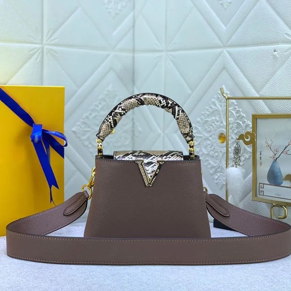 esigner tote bag luxurys women handbags v letter shoulder bag large capacity cross body bag handbags inall categories leather wallet 21x14x8, Black;red
esigner tote bag luxurys women handbags v letter shoulder bag large capacity cross body bag handbags inall categories leather wallet 21x14x8, Black;red