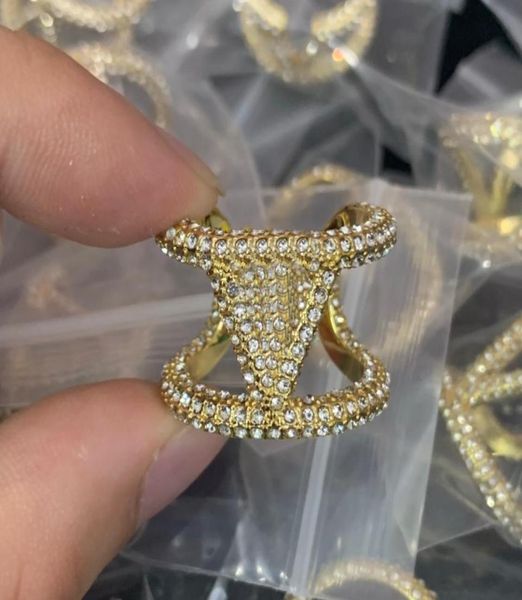2022 designed wedding rings fashion open ring women v alphabet pattern brass 18k gold plated ladies crystal diamonds ring designer7260502, Slivery;golden
2022 designed wedding rings fashion open ring women v alphabet pattern brass 18k gold plated ladies crystal diamonds ring designer7260502, Slivery;golden