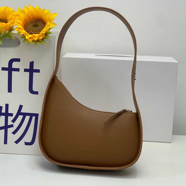 the row bag half moon bag in smooth leather women designer with flat shoulder strap and curved zipper closure clutch tote suded foreign styl
the row bag half moon bag in smooth leather women designer with flat shoulder strap and curved zipper closure clutch tote suded foreign styl