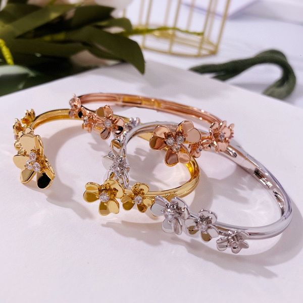 bangle famous brand gold rose silver color luxury classical leaf zircon clover bracelets bangle for women high fashion jewelry 230717, Black
bangle famous brand gold rose silver color luxury classical leaf zircon clover bracelets bangle for women high fashion jewelry 230717, Black