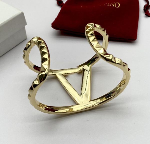 2023new luxury designer jewelry 18k gold plated stainless steel couple wedding bracelets gift accessories whole58680783, Black
2023new luxury designer jewelry 18k gold plated stainless steel couple wedding bracelets gift accessories whole58680783, Black