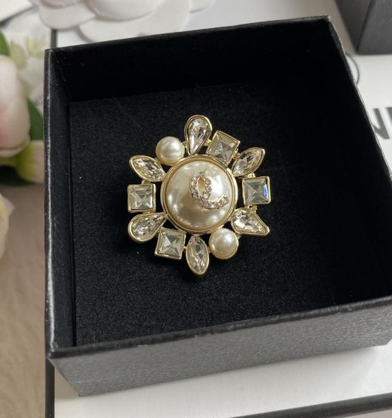 luxury designer brooch brand letters diamond brooches pin women 18k gold plated crystal rhinestone pearl pins for famous clothing 3832595, Gray
luxury designer brooch brand letters diamond brooches pin women 18k gold plated crystal rhinestone pearl pins for famous clothing 3832595, Gray