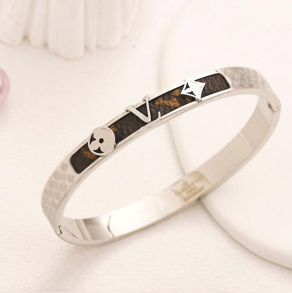 famous style bangle 18k silver gold plated stainless steel designer brand letter four leaf clover faux leather bracelets crystal bracelet je, Black
famous style bangle 18k silver gold plated stainless steel designer brand letter four leaf clover faux leather bracelets crystal bracelet je, Black