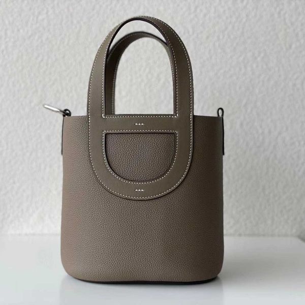 designer original edition h ermes vegetable basket bags hand sewn wax thread pig nose water bucket bag handbag 2023 new fashion women's
designer original edition h ermes vegetable basket bags hand sewn wax thread pig nose water bucket bag handbag 2023 new fashion women's