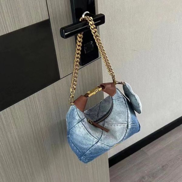 the latest niche designer wash color denim crescent cloud bag fashion chain shoulder underarm bag
the latest niche designer wash color denim crescent cloud bag fashion chain shoulder underarm bag