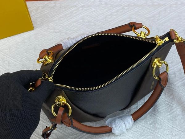 2023 french designer new cowhide pattern v metal accessories tote bag light luxury handheld delivery single shoulder oblique large capacity, Black;red
2023 french designer new cowhide pattern v metal accessories tote bag light luxury handheld delivery single shoulder oblique large capacity, Black;red