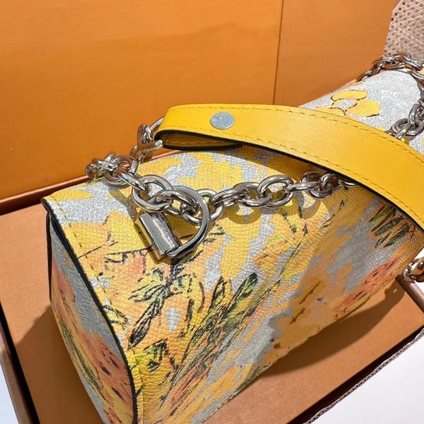 2023 latest fashion classic luxury presentation flip neoclassical handbag design full of vitality, small and adjustable chain crossbody bag
2023 latest fashion classic luxury presentation flip neoclassical handbag design full of vitality, small and adjustable chain crossbody bag