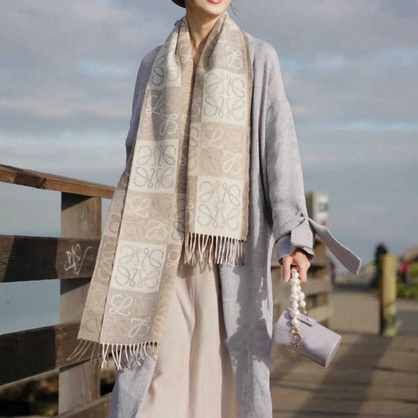 

Star's same jacquard checkerboard autumn and winter fashion temperament warm tassel cashmere scarf Rowe shawl 2T8E
