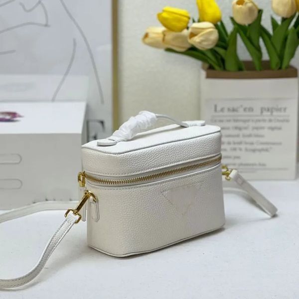 designer woman handbag box bag crossbody bags large capacity shoulder bag metal letter recognition handheld small square bag box bag, Black;red
designer woman handbag box bag crossbody bags large capacity shoulder bag metal letter recognition handheld small square bag box bag, Black;red
