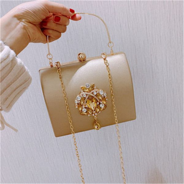 evening bags luxury design boxed bag velvet retro square handbag female diamond clutch gold wedding party purse drop 230718
evening bags luxury design boxed bag velvet retro square handbag female diamond clutch gold wedding party purse drop 230718