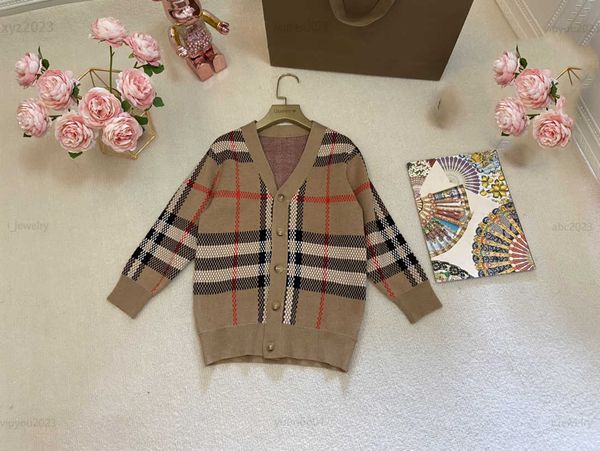 2023 designer kids cardigan baby sweater button decoration children jacket size 100-160 cm stripe crossing design overcoat, Blue
2023 designer kids cardigan baby sweater button decoration children jacket size 100-160 cm stripe crossing design overcoat, Blue