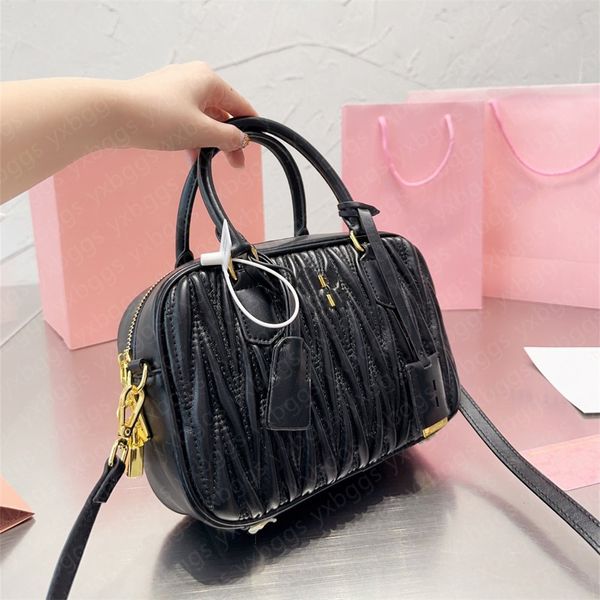 designer miui womens hand bag pillow bag wrinkle embossed thread fashion girls all-match crossbody bag clutch bag
designer miui womens hand bag pillow bag wrinkle embossed thread fashion girls all-match crossbody bag clutch bag