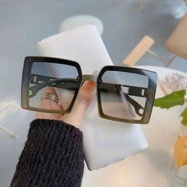luxurious sunglasses designer, men's and women's sunglasses, anti ultraviolet letters, gilded decoration, simple fashion, tiktok,, White;black
luxurious sunglasses designer, men's and women's sunglasses, anti ultraviolet letters, gilded decoration, simple fashion, tiktok,, White;black