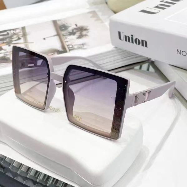 luxurious sunglasses designer, men's and women's sunglasses, anti ultraviolet letters, gilded decoration, simple fashion, tiktok,, White;black
luxurious sunglasses designer, men's and women's sunglasses, anti ultraviolet letters, gilded decoration, simple fashion, tiktok,, White;black