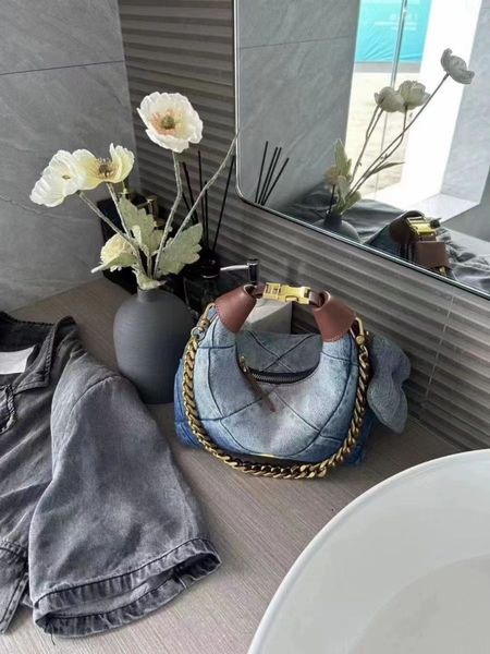 the latest niche designer wash color denim crescent cloud bag fashion chain shoulder underarm bag
the latest niche designer wash color denim crescent cloud bag fashion chain shoulder underarm bag