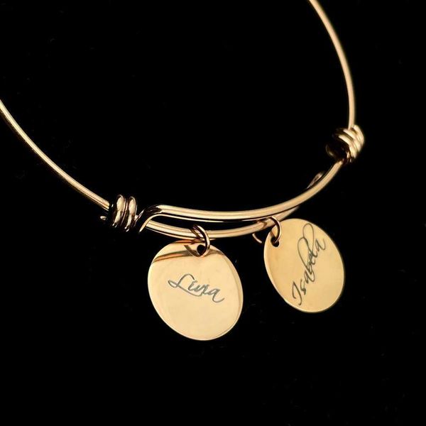 custom sculpture 1-5 name bangle for women round pendant personality adjustable stainless steel bracelet family jewelry present l230620, Golden;silver
custom sculpture 1-5 name bangle for women round pendant personality adjustable stainless steel bracelet family jewelry present l230620, Golden;silver