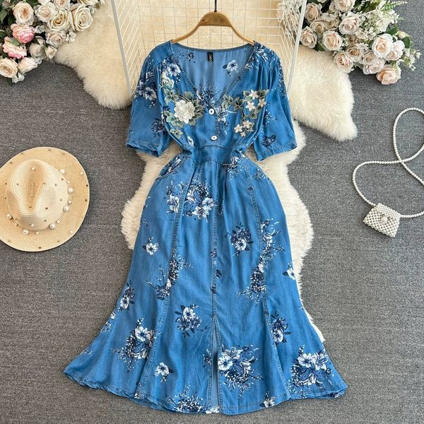 light mature style retro style short sleeved v-neck with a waistband that looks slimmer medium length split a-line silk printed denim dress, Black;gray
light mature style retro style short sleeved v-neck with a waistband that looks slimmer medium length split a-line silk printed denim dress, Black;gray