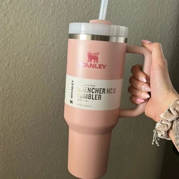 1pc new stanley quencher pink dusk h2.0 40oz tumblers cups handle insulated car mugs logo on lids same color stainless steel coffee cups
1pc new stanley quencher pink dusk h2.0 40oz tumblers cups handle insulated car mugs logo on lids same color stainless steel coffee cups