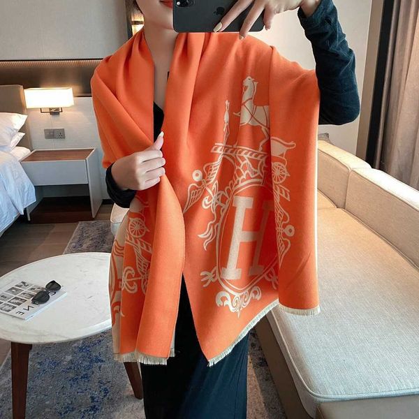 2022 new style h-house carriage slant label autumn and winter fashion warm double side scarf long shawl women, Blue;gray
2022 new style h-house carriage slant label autumn and winter fashion warm double side scarf long shawl women, Blue;gray