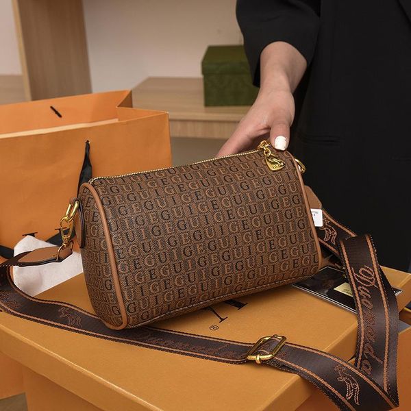 factory wholesale ladies shoulder bags 2 colors elegant large-capacity wear-resistant leather handbag popular letters women boston bag simpl
factory wholesale ladies shoulder bags 2 colors elegant large-capacity wear-resistant leather handbag popular letters women boston bag simpl