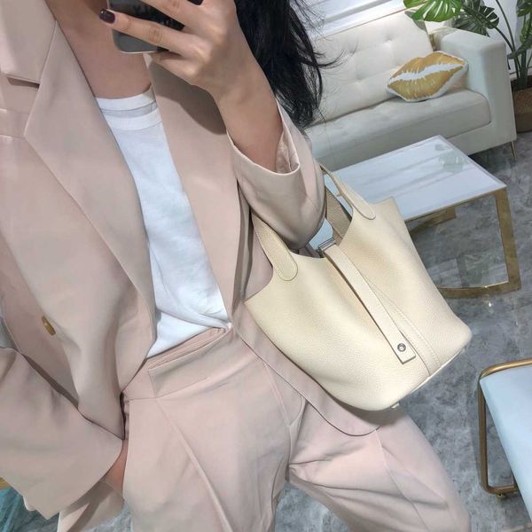 luxury picotin lock bag new 2023 colored vegetable basket cowhide bucket lichi pattern head layer simple and versatile portable women's
luxury picotin lock bag new 2023 colored vegetable basket cowhide bucket lichi pattern head layer simple and versatile portable women's