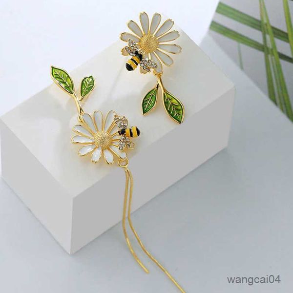 charm new korean daisy flower bee stud earrings for women sunflower butterfly zircon asymmetrical earring girl party jewelry gift r230719, Golden
charm new korean daisy flower bee stud earrings for women sunflower butterfly zircon asymmetrical earring girl party jewelry gift r230719, Golden