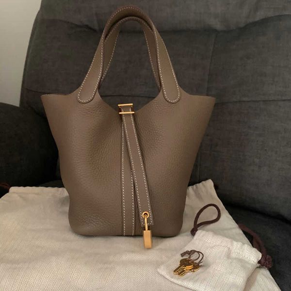 luxury picotin lock bag basket vegetable vegetable bag women's bucket portable 2023 fashionable versatile large-capacity single-shoulde
luxury picotin lock bag basket vegetable vegetable bag women's bucket portable 2023 fashionable versatile large-capacity single-shoulde