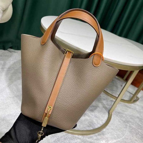 original luxury picotin lock bag 2023 new h family semi-handmade wax thread vegetable basket children's head cover cowhide bucket bag l
original luxury picotin lock bag 2023 new h family semi-handmade wax thread vegetable basket children's head cover cowhide bucket bag l