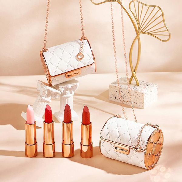 lipstick 4 pieces/set matte shimmer velvet lipstick set durable lipstick carved lipstick with bag lipstick gloss 230718
lipstick 4 pieces/set matte shimmer velvet lipstick set durable lipstick carved lipstick with bag lipstick gloss 230718