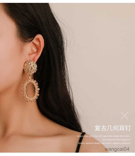 charm new vintage clip on earrings for women golden round circle hollow heavy earring gift for party r230719
charm new vintage clip on earrings for women golden round circle hollow heavy earring gift for party r230719