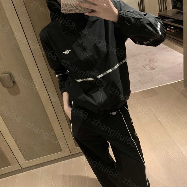 23ss womens designer clothing casual suit women pants sets hooded zipper letter logo ribbon patchwork coat athleisure pants sets women cloth, White
23ss womens designer clothing casual suit women pants sets hooded zipper letter logo ribbon patchwork coat athleisure pants sets women cloth, White