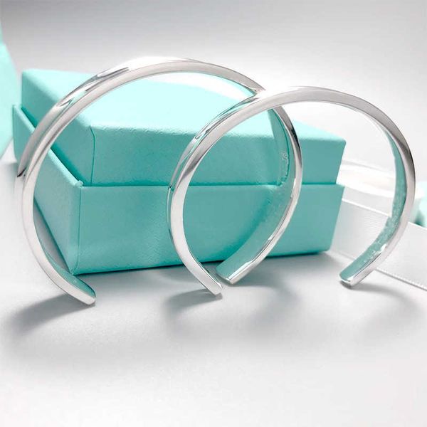 high version tiffay's same style male and female couple aytanium steel bracelet luxury classic simple 1837 open, Golden;silver
high version tiffay's same style male and female couple aytanium steel bracelet luxury classic simple 1837 open, Golden;silver