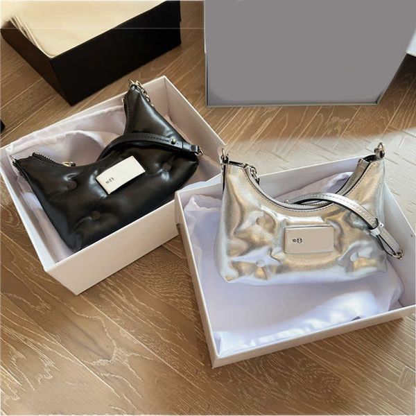 mm6 designers hobo bags women chain underarm bags down filling crossbody leather luxurys handbag shoulder female purses 230715
mm6 designers hobo bags women chain underarm bags down filling crossbody leather luxurys handbag shoulder female purses 230715