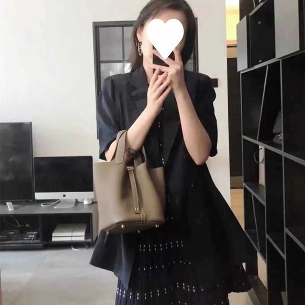 luxury picotin lock bag unmun women's 2023 autumn winter new vegetable basket fashionable and simple small water bucket same style hand
luxury picotin lock bag unmun women's 2023 autumn winter new vegetable basket fashionable and simple small water bucket same style hand