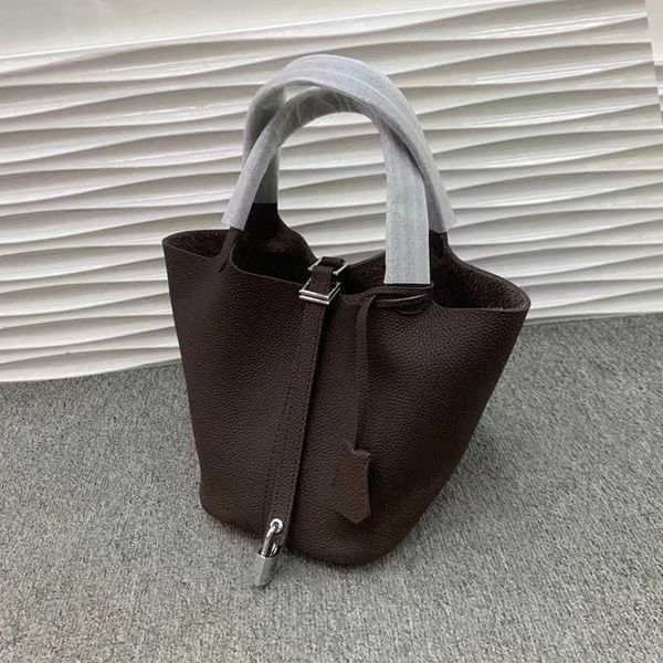 luxury picotin lock bag basket vegetable bag 2023 new color togo layer cow leather high-grade bucket silver buckle mother kuw0
luxury picotin lock bag basket vegetable bag 2023 new color togo layer cow leather high-grade bucket silver buckle mother kuw0