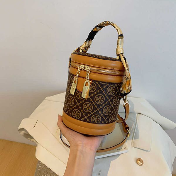 new light luxury classic foreign style grade cylinder with high appearance value retro popular commuter large capacity one shoulder crossbod
new light luxury classic foreign style grade cylinder with high appearance value retro popular commuter large capacity one shoulder crossbod
