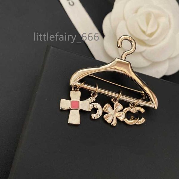 simple designer brand double letter brooches luxury crystal sweater suit collar pin brooche for party mens womens crystal rhinestone pearl b, Gray
simple designer brand double letter brooches luxury crystal sweater suit collar pin brooche for party mens womens crystal rhinestone pearl b, Gray