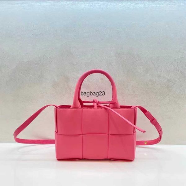 bottegaz bag 2023 arco single tote bag girl designer bags bottegaz venetas ladies basket spring totes mini leather woven portable shoulder t
bottegaz bag 2023 arco single tote bag girl designer bags bottegaz venetas ladies basket spring totes mini leather woven portable shoulder t