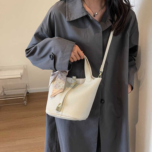 luxury picotin lock bag westernized new litchi pattern silk scarf handheld water bucket mother women's 2023 korean single shoulder diag
luxury picotin lock bag westernized new litchi pattern silk scarf handheld water bucket mother women's 2023 korean single shoulder diag