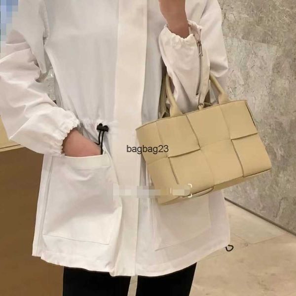 2023 arco tote bag girl designer bags bottegaz venetas ladies spring totes mini leather woven portable basket single shoulder travel fashion
2023 arco tote bag girl designer bags bottegaz venetas ladies spring totes mini leather woven portable basket single shoulder travel fashion