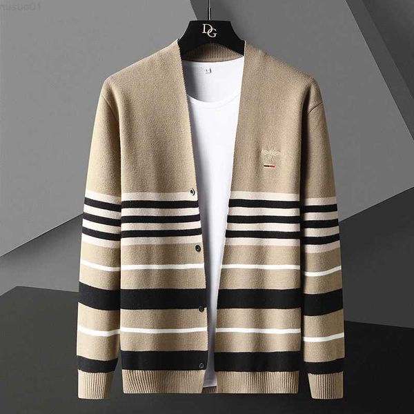 men's sweaters bee embroidery men's sweater cardigan korean casual jacket high-quality sweater 2021 fall/winter coat trendy fashio, White;black
men's sweaters bee embroidery men's sweater cardigan korean casual jacket high-quality sweater 2021 fall/winter coat trendy fashio, White;black