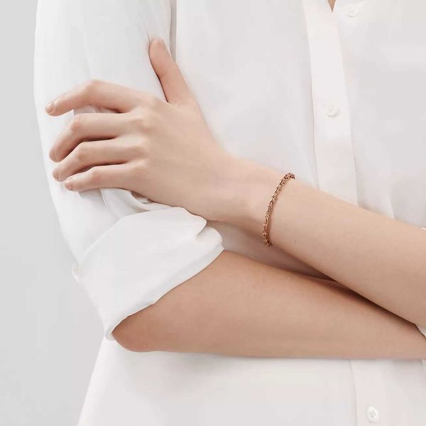 high version tiffay korean version simple titanium steel u-shaped horseshoe chain bracelet couple ins neutral style with logo 3446, Black
high version tiffay korean version simple titanium steel u-shaped horseshoe chain bracelet couple ins neutral style with logo 3446, Black